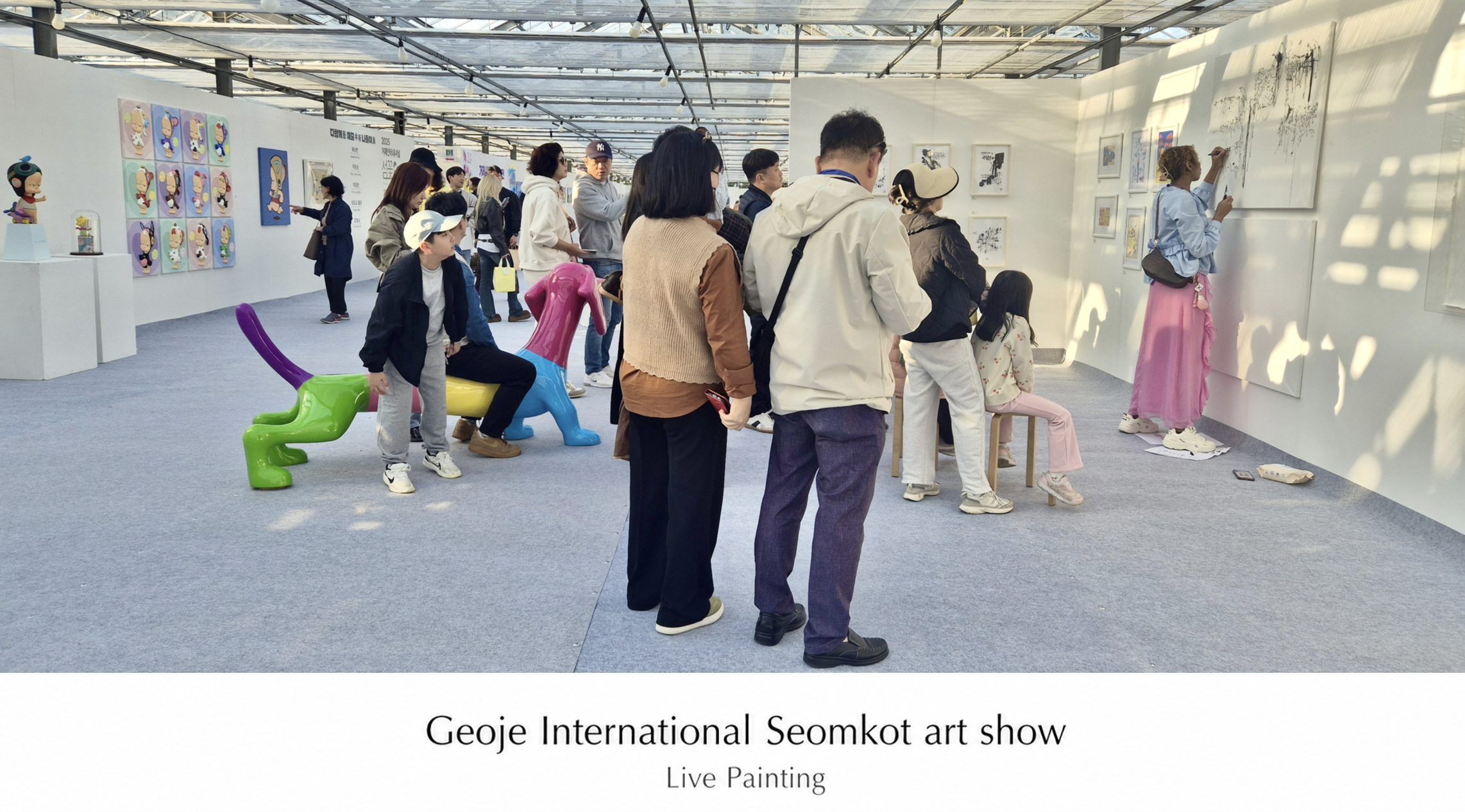 Live painting audience at the Geoje exhibition